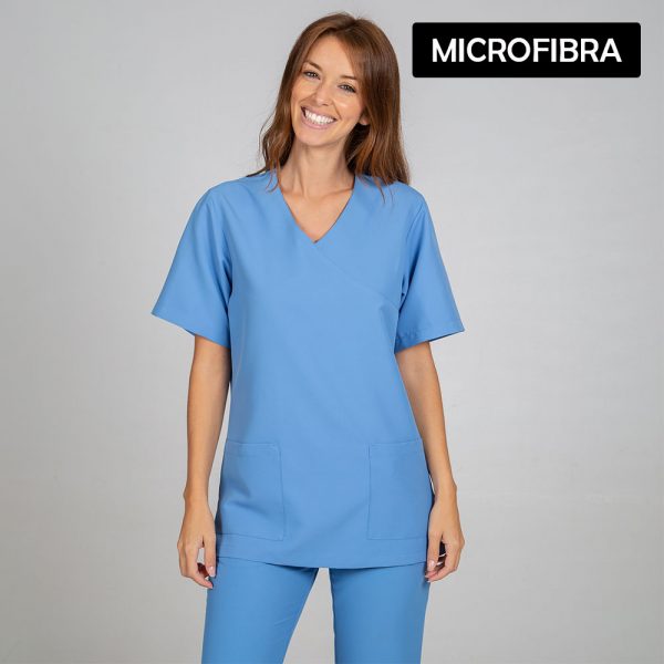 Pijamas sanitarios - Casaca sanitaria unisex de microfibra color celeste con cartel de microfibra