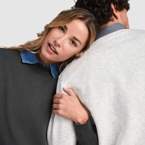 Modelos primer plano con sudadera básica 1070