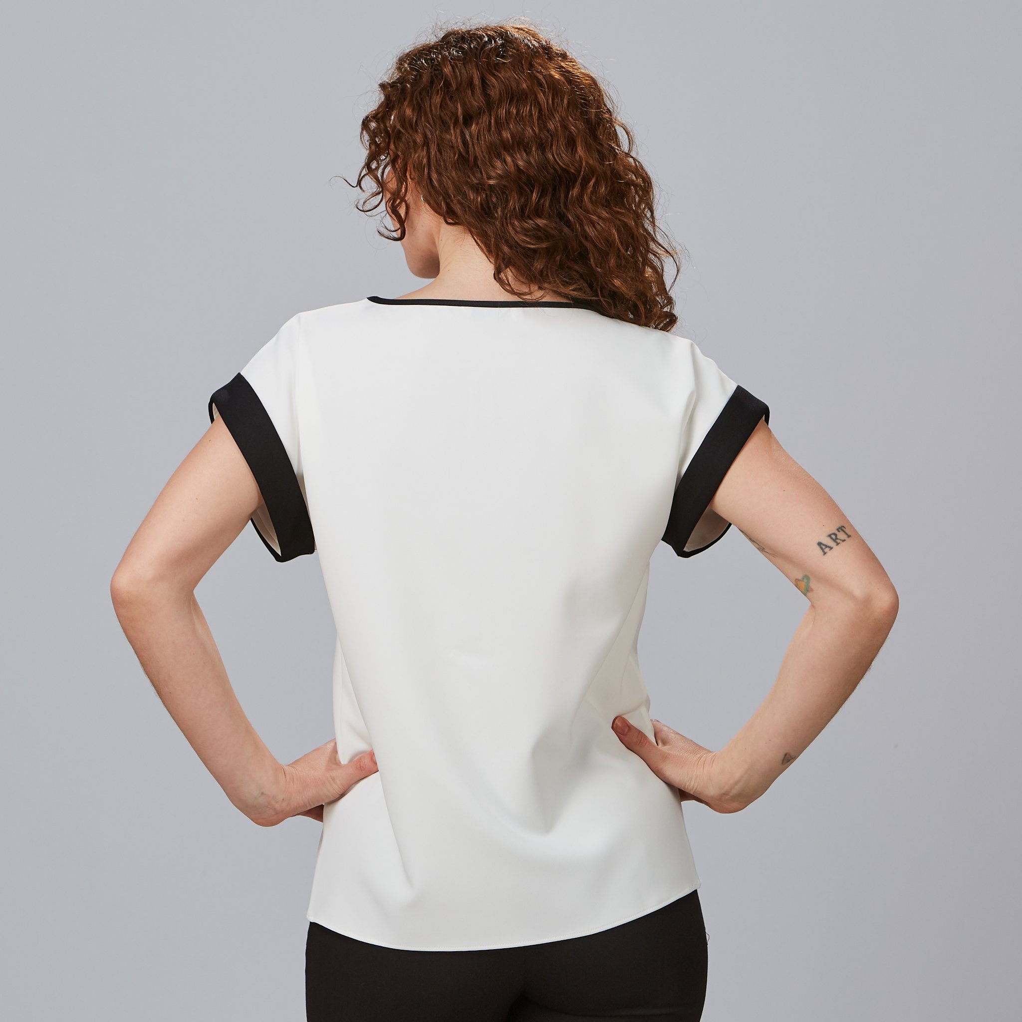 blusa de mujer manga corta vuelta 241100 espalda