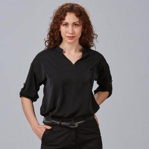 blusa negra de mujer de mangas enrollables 240005