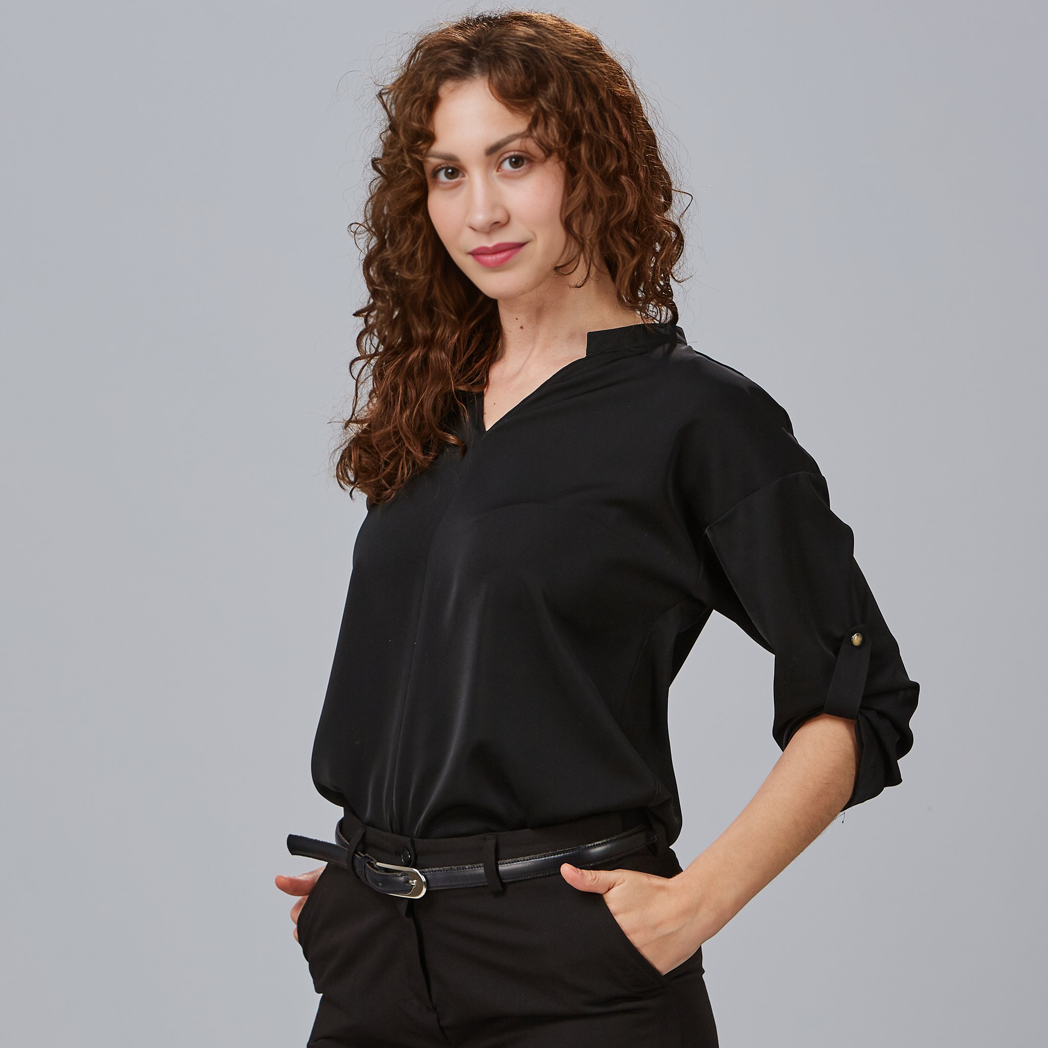 blusa negra de mujer de mangas enrollables 240005 perfil